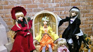 Rating: Safe Score: 0 Tags: 3girls blonde_hair blue_eyes bow doll dress flower frills hat long_hair long_sleeves looking_at_viewer multiple_dolls multiple_girls pink_bow shinku silver_hair sitting standing tagme User: admin