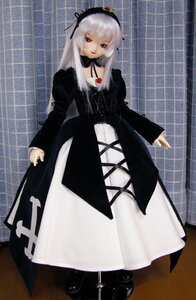 Rating: Safe Score: 0 Tags: 1girl black_ribbon boots doll dress frills full_body hairband juliet_sleeves long_hair long_sleeves looking_at_viewer pink_eyes puffy_sleeves rain ribbon silver_hair solo standing suigintou User: admin