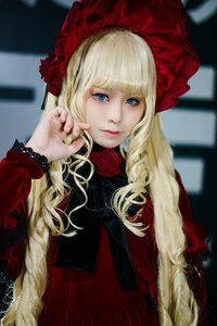 Rating: Safe Score: 0 Tags: 1girl bangs blonde_hair blue_eyes blunt_bangs blurry blurry_background bonnet depth_of_field flower hat lips long_hair long_sleeves looking_at_viewer red_flower red_rose rose shinku solo upper_body User: admin