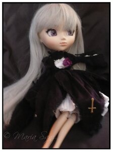 Rating: Safe Score: 0 Tags: 1girl auto_tagged bangs border closed_mouth doll dress long_hair long_sleeves looking_at_viewer purple_eyes solo suigintou white_hair User: admin