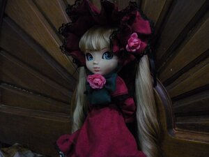 Rating: Safe Score: 0 Tags: 1girl blonde_hair blue_eyes bonnet bow doll dress flower long_hair looking_at_viewer photo pink_flower pink_rose red_dress red_flower red_rose rose shinku sitting solo very_long_hair User: admin