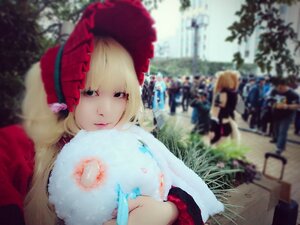 Rating: Safe Score: 0 Tags: 1girl blonde_hair blurry blurry_background blurry_foreground bonnet depth_of_field dress outdoors photo shinku solo umbrella User: admin