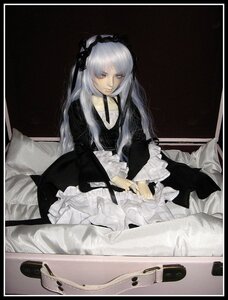 Rating: Safe Score: 0 Tags: 1girl black_border border doll dress joints letterboxed long_hair pillarboxed silver_hair sitting solo suigintou windowboxed User: admin
