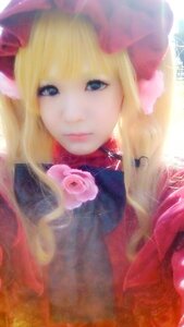 Rating: Safe Score: 0 Tags: 1girl bangs blonde_hair blue_eyes bow closed_mouth flower lips long_hair looking_at_viewer pink_flower pink_rose rose shinku solo User: admin