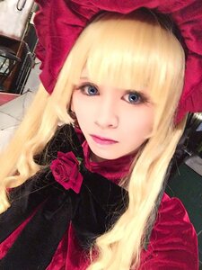 Rating: Safe Score: 0 Tags: 1girl blonde_hair blue_eyes bow close-up eyelashes flower lips looking_at_viewer photo pink_rose red_rose rose shinku solo traditional_media User: admin