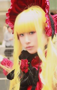 Rating: Safe Score: 0 Tags: 1girl bangs blonde_hair blue_eyes blurry bow depth_of_field flower lips long_hair photo realistic red_flower red_rose rose shinku solo User: admin