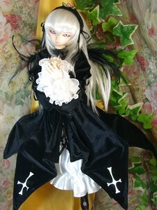 Rating: Safe Score: 0 Tags: 1girl black_dress doll dress flower frilled_sleeves frills hairband long_hair long_sleeves looking_at_viewer pink_eyes silver_hair solo suigintou traditional_media wings User: admin