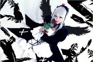 Rating: Safe Score: 0 Tags: 1girl black_wings dress feathers flower long_sleeves rose solo suigintou white_hair wings User: admin