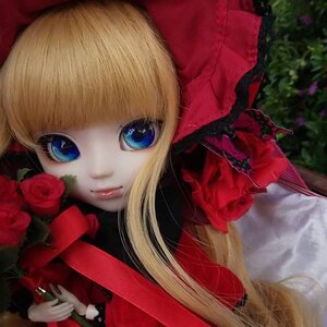 Rating: Safe Score: 0 Tags: 1girl bangs blonde_hair blue_eyes bow doll flower hat holding_flower lips long_hair looking_at_viewer red_flower red_rose rose shinku solo upper_body User: admin