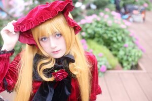 Rating: Safe Score: 0 Tags: 1girl bangs blonde_hair blue_eyes blurry blurry_background blurry_foreground bonnet depth_of_field flower hat lips long_hair looking_at_viewer outdoors photo pink_flower pink_rose red_capelet rose shinku solo upper_body User: admin