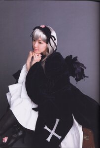 Rating: Safe Score: 0 Tags: 1girl black_eyes flower long_sleeves solo suigintou User: admin