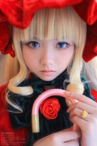 Rating: Safe Score: 0 Tags: 1girl bangs blonde_hair blue_eyes blurry bow depth_of_field flower hat lips long_hair looking_at_viewer red_rose rose shinku solo User: admin