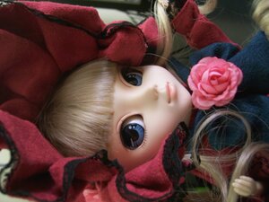 Rating: Safe Score: 0 Tags: 1girl bangs blonde_hair blue_eyes blunt_bangs blurry bonnet bow closed_mouth depth_of_field doll eyelashes flower hat lips looking_at_viewer pink_flower pink_rose red_flower red_rose rose shinku smile solo User: admin