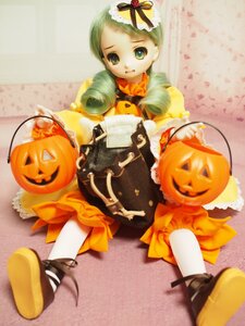 Rating: Safe Score: 0 Tags: 1girl candy doll dress green_eyes green_hair halloween hat jack-o'-lantern kanaria pumpkin sitting solo User: admin