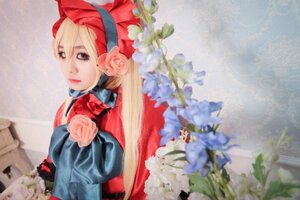 Rating: Safe Score: 0 Tags: 1girl blonde_hair blue_eyes blurry blurry_foreground bonnet bow depth_of_field flower lips long_hair photo pink_flower pink_rose rose shinku solo upper_body User: admin