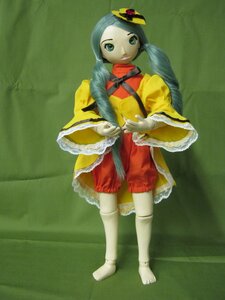 Rating: Safe Score: 0 Tags: 1girl capelet doll full_body green_background green_eyes hat kanaria long_hair long_sleeves looking_at_viewer solo standing User: admin