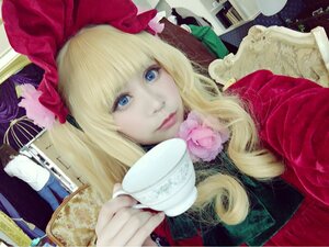 Rating: Safe Score: 0 Tags: 1girl bangs blonde_hair blue_eyes bow flower hat lips long_hair looking_at_viewer shinku smile solo teacup upper_body User: admin