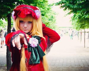 Rating: Safe Score: 0 Tags: 1girl blonde_hair blue_eyes blurry bow dress flower hat long_hair realistic rose shinku solo tree User: admin