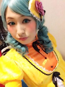 Rating: Safe Score: 0 Tags: 1girl aqua_hair dress drill_hair flower hair_flower kanaria lips looking_at_viewer ribbon smile solo traditional_media twin_drills upper_body yellow_dress User: admin