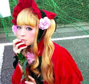 Rating: Safe Score: 0 Tags: 1girl bangs blonde_hair blue_eyes bow chain-link_fence fence flower honeycomb_(pattern) honeycomb_background long_hair shinku solo User: admin