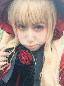 Rating: Safe Score: 0 Tags: 1girl bangs blonde_hair blue_eyes bow eyelashes flower lips long_hair looking_at_viewer portrait realistic red_flower red_rose rose shinku smile solo User: admin