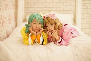 Rating: Safe Score: 0 Tags: 2girls bed blonde_hair curly_hair drill_hair green_eyes indoors looking_at_viewer lying multiple_cosplay multiple_girls on_stomach pajamas pillow realistic ringlets smile tagme User: admin