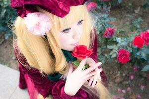 Rating: Safe Score: 0 Tags: 1girl blonde_hair blurry blurry_background blurry_foreground depth_of_field dress flower hat lips long_hair red_flower red_rose rose shinku smile solo User: admin