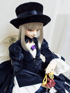 Rating: Safe Score: 0 Tags: 1girl bangs black_dress blonde_hair closed_eyes doll dress flower hat long_hair long_sleeves rose solo suigintou User: admin