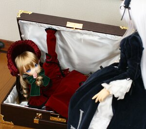 Rating: Safe Score: 0 Tags: 1girl blonde_hair blue_eyes bonnet bow doll dress long_hair long_sleeves looking_at_viewer multiple_dolls photo shinku solo suitcase tagme User: admin