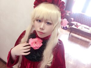 Rating: Safe Score: 0 Tags: 1girl bangs blonde_hair blue_eyes bonnet flower hat lips looking_at_viewer realistic rose shinku solo User: admin