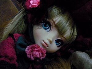 Rating: Safe Score: 0 Tags: 1girl auto_tagged bangs blonde_hair blue_eyes close-up doll flower hat lips looking_at_viewer pink_flower pink_rose portrait red_flower red_rose rose shinku solo User: admin