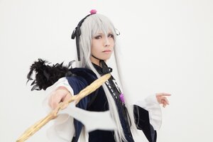 Rating: Safe Score: 0 Tags: 1girl blurry depth_of_field feathers flower frills hairband holding long_hair long_sleeves looking_at_viewer outstretched_arm red_eyes ribbon silver_hair simple_background solo suigintou User: admin