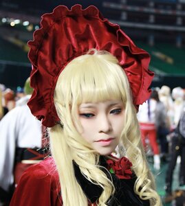 Rating: Safe Score: 0 Tags: 1girl bangs blonde_hair blue_eyes blurry blurry_background blurry_foreground closed_mouth depth_of_field drill_hair flower hat lips long_hair looking_at_viewer photo rose shinku smile solo upper_body User: admin