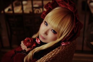 Rating: Safe Score: 0 Tags: 1girl bangs blonde_hair blue_eyes blurry bonnet depth_of_field flower lips long_hair looking_at_viewer red_flower red_rose rose shinku solo upper_body User: admin