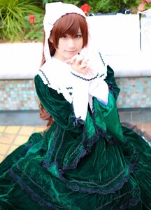 Rating: Safe Score: 0 Tags: 1girl blurry brown_hair depth_of_field dress frills green_dress green_eyes hat head_scarf heterochromia long_sleeves looking_at_viewer red_eyes sitting smile solo suiseiseki User: admin