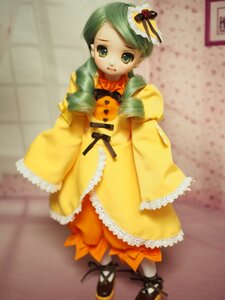 Rating: Safe Score: 0 Tags: 1girl blurry doll dress frills green_eyes green_hair hat kanaria long_sleeves short_hair solo User: admin