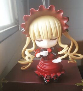 Rating: Safe Score: 0 Tags: 1girl blonde_hair bonnet chibi closed_eyes doll dress flower long_hair long_sleeves red_dress rose shinku solo User: admin