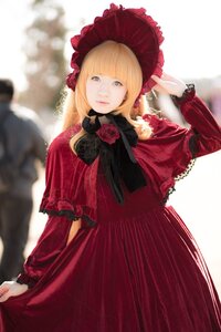 Rating: Safe Score: 0 Tags: 1girl bangs blonde_hair blue_eyes blunt_bangs blurry blurry_background bonnet bow capelet depth_of_field dress flower lips looking_at_viewer red_dress red_flower red_rose rose shinku solo User: admin