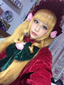 Rating: Safe Score: 0 Tags: 1girl bangs blonde_hair blue_eyes blunt_bangs bonnet eyelashes flower lips long_hair looking_at_viewer photo pink_flower pink_rose rose shinku solo traditional_media upper_body User: admin