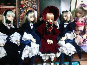 Rating: Safe Score: 0 Tags: 6+girls blonde_hair closed_eyes doll dress frills hat long_hair long_sleeves multiple_dolls multiple_girls photo shinku silver_hair suigintou tagme wings User: admin