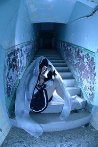 Rating: Safe Score: 0 Tags: 1girl hood pool sitting solo suigintou User: admin