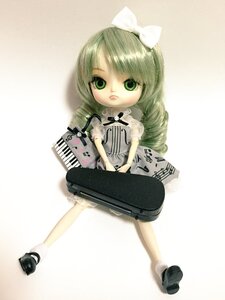 Rating: Safe Score: 0 Tags: 1girl bow doll dress green_eyes green_hair hair_bow instrument kanaria long_hair shoes solo standing striped User: admin