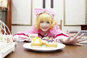 Rating: Safe Score: 0 Tags: 1girl blonde_hair blurry bow cake depth_of_field dress food fruit green_eyes hina_ichigo hinaichigo pastry pink_bow plate reaching smile solo User: admin