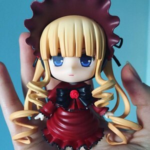 Rating: Safe Score: 0 Tags: 1girl bangs blonde_hair blue_background blue_eyes bow chibi doll dress drill_hair hat long_hair long_sleeves looking_at_viewer red_dress rose shinku solo standing User: admin