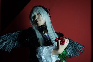 Rating: Safe Score: 0 Tags: 1girl angel_wings black_wings dress feathered_wings feathers flower frills hairband long_hair long_sleeves looking_at_viewer red_background red_eyes simple_background solo solo_wing suigintou upper_body white_wings wings User: admin