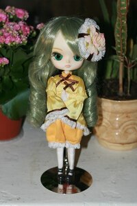 Rating: Safe Score: 0 Tags: 1girl auto_tagged blurry depth_of_field doll dress flower frills green_eyes green_hair hair_flower hair_ornament kanaria long_hair long_sleeves looking_at_viewer ribbon sitting solo yellow_dress User: admin