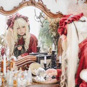 Rating: Safe Score: 0 Tags: 1girl bangs blonde_hair blurry blurry_foreground bonnet depth_of_field flower hat long_hair long_sleeves looking_at_viewer motion_blur photo reflection rose shinku sitting solo User: admin