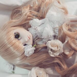 Rating: Safe Score: 0 Tags: 1girl bangs blonde_hair blurry blurry_foreground closed_mouth depth_of_field doll flower green_eyes kirakishou lips long_hair looking_at_viewer red_lips solo upper_body white_flower User: admin