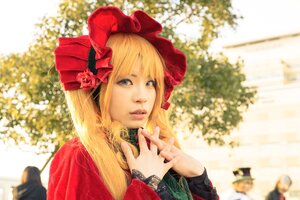 Rating: Safe Score: 0 Tags: 1girl blonde_hair blue_eyes blurry blurry_background bonnet depth_of_field flower hat lace lips long_hair realistic rose shinku solo User: admin