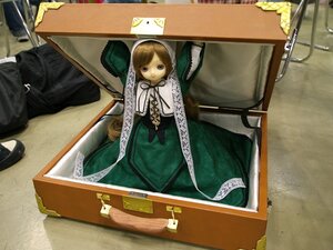 Rating: Safe Score: 0 Tags: 1girl box brown_hair doll dress green_dress heterochromia in_box in_container long_sleeves photo_(medium) ribbon rozen_maiden sitting solo suiseiseki User: admin